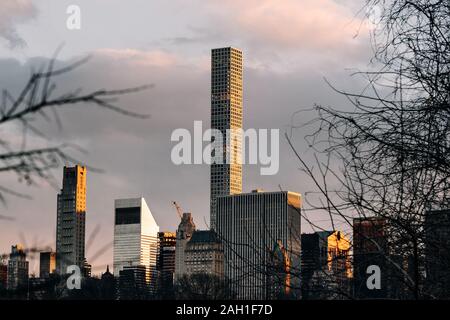 New York City - USA - Mar 18 2019: vista al tramonto di morden grattacieli di Central Park a sud di Midtown Manhattan Foto Stock