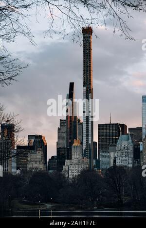New York City - USA - Mar 18 2019: vista al tramonto di moderni grattacieli di Central Park a sud di Midtown Manhattan Foto Stock