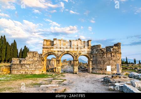 La gate di Domiziano a Ierapoli in Pamukkale, Turchia Foto Stock