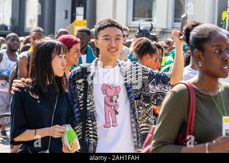 Londra, UK, 25 agosto 2019.Il colore dei Caraibi arriva a ovest di Londra come carnevale di Notting Hill entra in pieno svolgimento con centinaia di migliaia di persone che unisce il Foto Stock
