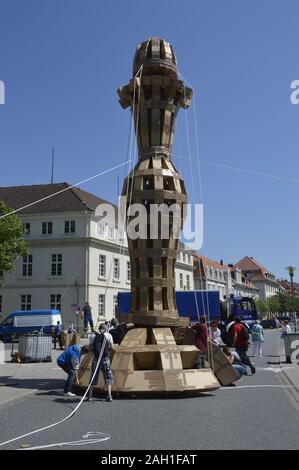 La figura da scatole di cartone. Street Festival di Detmold 2019 Foto Stock