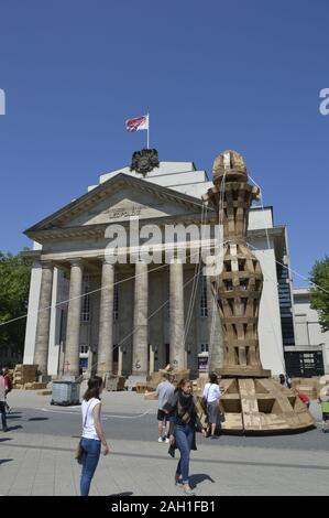 La figura da scatole di cartone. Street Festival di Detmold 2019 Foto Stock