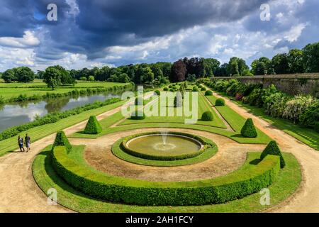 Francia, Sarthe, Loir valley, Le Lude, Chateau du Lude gardens, Jardin Bas e Loir fiume // Francia, Sarthe (72), la Vallée du Loir, Le Lude, Jardins du c Foto Stock