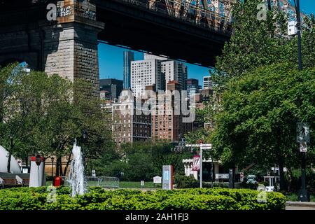 New York City - STATI UNITI D'America - 15 Maggio 2019: il Queensboro Bridge e edifici appartamento di Manhattan Midtown da Roosevelt Island Foto Stock