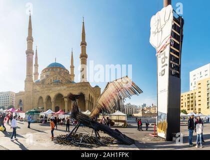 Pugno di rivoluzione & d'Arte di Phoenix da installazione Hayat Nazer davanti di Mohammad al-Amin moschea, la Piazza dei Martiri, Beirut, Libano proteste Foto Stock