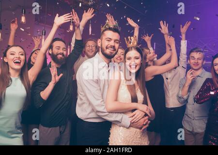 Ritratto di affascinanti di alta scuola di amici divertente incontro urlando raisisng mani braccia palms Foto Stock