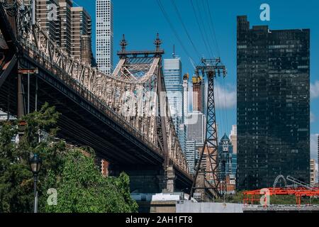 New York City - STATI UNITI D'America - 15 Maggio 2019: il Queensboro Bridge e della linea tranviaria di Manhattan Midtown a Roosevelt Island Foto Stock