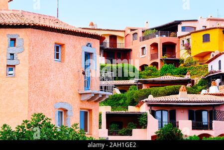 Le finestre e i balconi della casa residenziale complesso di Porto Cervo reflex Foto Stock