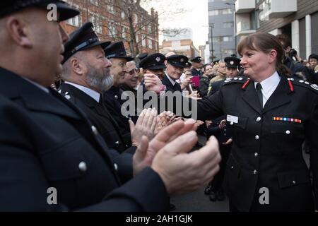 I vigili del fuoco la linea Union Street nel centro di Londra come una guardia d'onore a Londra Vigili del Fuoco (LFB) Commissario Dany Cotone (centro), per il suo ultimo giorno in ufficio prima di salire verso il basso dal suo ruolo per la Vigilia di Capodanno. Foto Stock