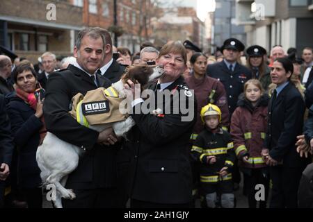 I vigili del fuoco la linea Union Street nel centro di Londra come una guardia d'onore a Londra Vigili del Fuoco (LFB) Commissario Dany Cotone (centro), per il suo ultimo giorno in ufficio prima di salire verso il basso dal suo ruolo per la Vigilia di Capodanno. Foto Stock