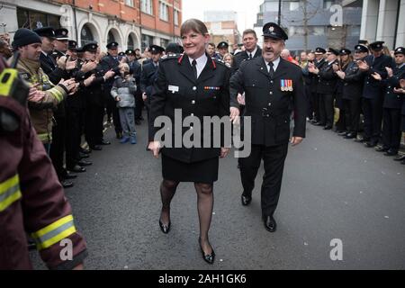 I vigili del fuoco la linea Union Street nel centro di Londra come una guardia d'onore a Londra Vigili del Fuoco (LFB) Commissario Dany Cotone (centro), per il suo ultimo giorno in ufficio prima di salire verso il basso dal suo ruolo per la Vigilia di Capodanno. Foto Stock