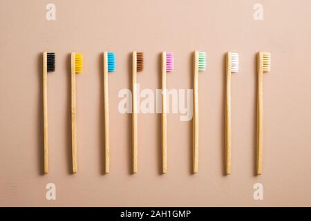 Set di bambù colorate spazzolini da denti. Rifiuti Zero, plastica libera, eco friendly organica concezione del prodotto Foto Stock