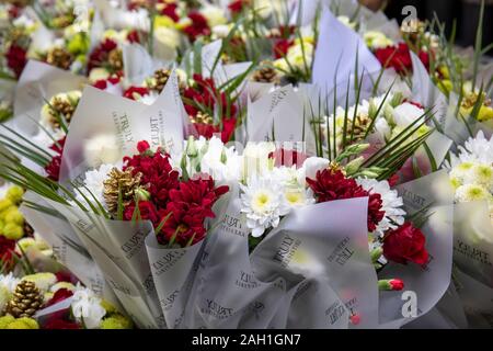 Bella Bouquets di fiori in vendita. Bouquet rossi, gialli e bianchi Foto Stock