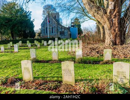 Chiesa Scampton, Lincoln, Inghilterra: la chiesa del villaggio di San Giovanni Battista, vicino a RAF Scampton. Il tedesco War Graves Foto Stock