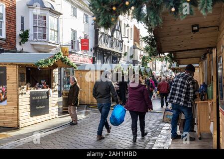 Gli amanti dello shopping natalizio dell'ultimo minuto potranno godersi l'atmosfera del Salisbury Christmas Market, Salisbury, Wiltshire. Natale 2019. Inghilterra, Regno Unito Foto Stock