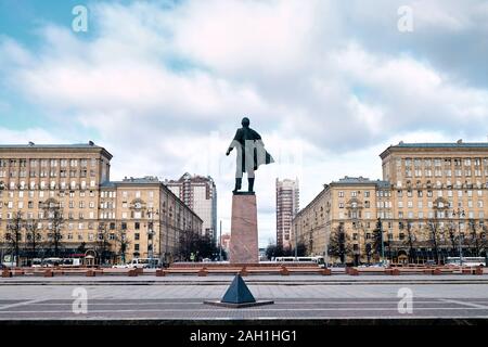 SAINT PETERSBURG, Russia - 12 Aprile 2015: il Monumento di Vladimir Lenin a Casa dei Soviet e Piazza Mosca a San Pietroburgo, Russia Foto Stock