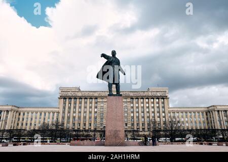 SAINT PETERSBURG, Russia - 12 Aprile 2015: il Monumento di Vladimir Lenin a Casa dei Soviet e Piazza Mosca a San Pietroburgo, Russia Foto Stock