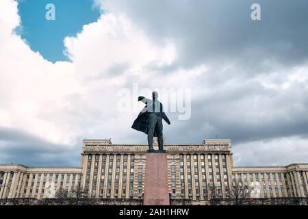 SAINT PETERSBURG, Russia - 12 Aprile 2015: il Monumento di Vladimir Lenin a Casa dei Soviet e Piazza Mosca a San Pietroburgo, Russia Foto Stock