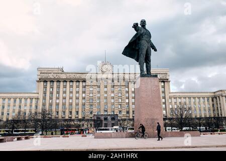 SAINT PETERSBURG, Russia - 12 Aprile 2015: il Monumento di Vladimir Lenin a Casa dei Soviet e Piazza Mosca a San Pietroburgo, Russia Foto Stock