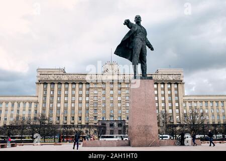 SAINT PETERSBURG, Russia - 12 Aprile 2015: il Monumento di Vladimir Lenin a Casa dei Soviet e Piazza Mosca a San Pietroburgo, Russia Foto Stock