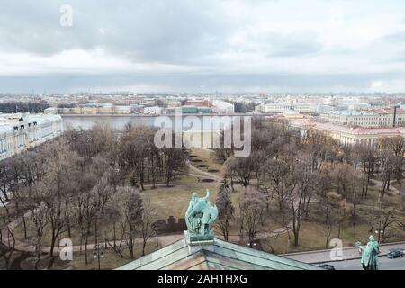 SAINT PETERSBURG, Russia - 12 Aprile 2015: la vista aerea di San Pietroburgo città dalla Cattedrale di San Isacco, Russia Foto Stock
