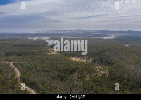 La fotografia aerea di una siccità che ha colpito il serbatoio e il paesaggio in Australia rurale Foto Stock
