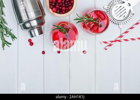 Limonata di mirtillo palustre o cocktail alcolico con rosmarino e ghiaccio. Vista superiore Foto Stock