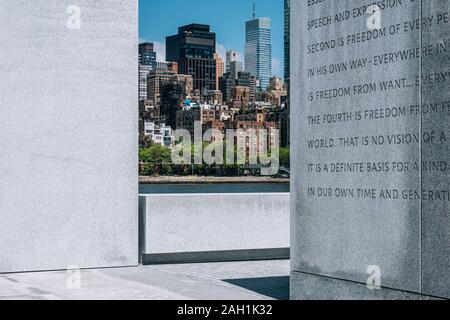 New York City - STATI UNITI D'America - 15 Maggio 2019: Manhattan Midtown edifici vista da Franklin D. Roosevelt quattro libertà Park a Roosevelt Island Foto Stock