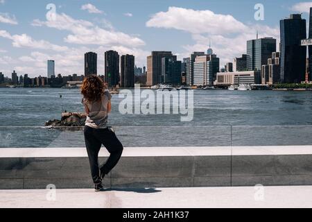 New York City - STATI UNITI D'America - 15 Maggio 2019: Manhattan Midtown edifici vista da Franklin D. Roosevelt quattro libertà Park a Roosevelt Island Foto Stock