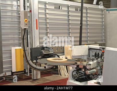 Verticale di macchina sezionatrice in Wood work shop Foto Stock