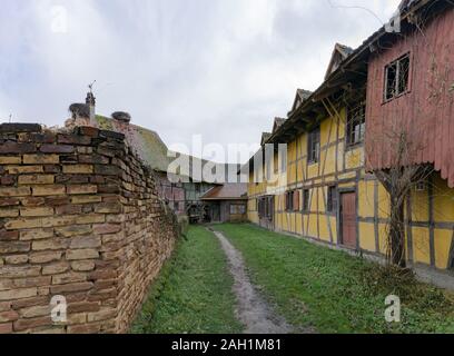 Ungersheim, Haut-Rhin / Francia - 13. Dicembre, 2019: vista del centro storico di metà-case con travi di legno nella regione francese dell'Alsazia Foto Stock