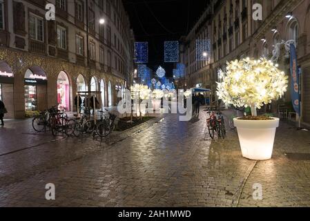 Strasburgo, Bas-Rhin / Francia - 13. Dicembre, 2019: vista serale di molte persone che visitano il famoso mercatino di Natale a Strasburgo con colorati Foto Stock