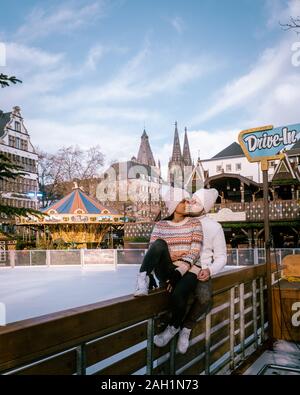 Coppia giovane visitare il mercatino di Natale a Colonia Germania durante una gita in città, uomini e donne al mercato di Natale Foto Stock