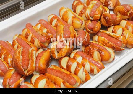 Grande Mazzo di Hot Dogs in focacce bavarese Foto Stock