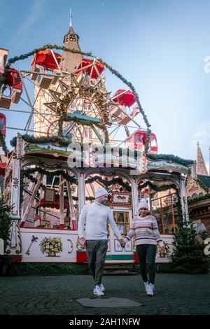 Coppia giovane visitare il mercatino di Natale a Colonia Germania durante una gita in città, uomini e donne al mercato di Natale Foto Stock