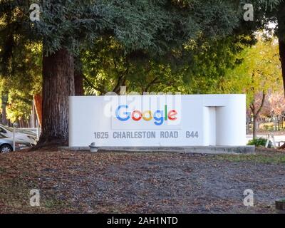 Logo di Google signage con alberi di pini su 1625 charleston road, Mountain View, California, USA, Dec 2019 Foto Stock