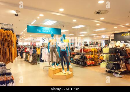 Interno della Primark department store, Kirkgate Centro, Darley Street, Bradford, città di Bradford, West Yorkshire, Inghilterra, Regno Unito Foto Stock