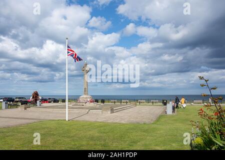 Union Jack flag e Memoriale di guerra sul lungomare, Seaham, County Durham, England, Regno Unito Foto Stock