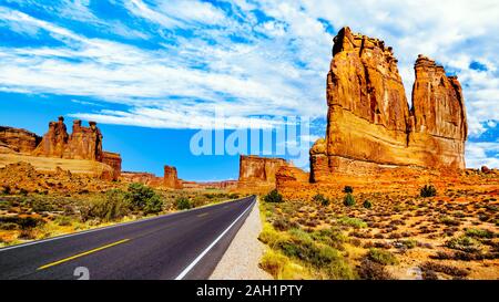 Alto e fragile roccia arenaria alette nel deserto paesaggio del Parco Nazionale di Arches nei pressi di Moab nello Utah, Stati Uniti Foto Stock