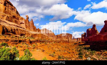 Arenaria Hoodoos, pinnacoli di roccia e le pinne al Park Avenue valley nel Parco Nazionale di Arches nei pressi di Moab, Utah, Stati Uniti Foto Stock