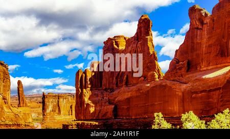 Arenaria Hoodoos, pinnacoli di roccia e le pinne al Park Avenue valley nel Parco Nazionale di Arches nei pressi di Moab, Utah, Stati Uniti Foto Stock