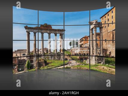 Foro romano con il Tempio di Saturno e le restanti tre colonne del tempio di Vespasiano (a destra), Roma, Lazio, l'Italia, Europa Foto Stock