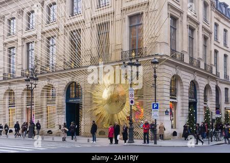 Parigi negozio Louis Vuitton - esterno del negozio Louis Vuitton con il Golden Sun installazione facciata da Pietro Marino. In Francia, in Europa. Foto Stock
