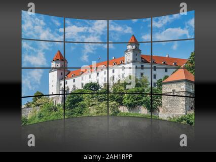 Una parete curva. 16 piccole immagini danno un'immagine intera. Il castello di Bratislava si trova a Bratislava, la capitale della Slovacchia in Europa Foto Stock