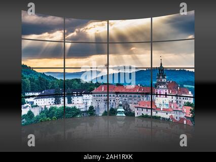 Vista sulla città vecchia di Chesky Krumlov e il Castello di Krumlov Chesky in serata, Boemia, Jihocesky Kraj, Repubblica Ceca, Europa Foto Stock