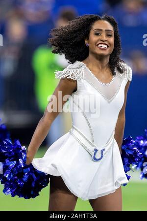 Indianapolis, Indiana, Stati Uniti d'America. 22 Dic, 2019. Indianapolis Colts cheerleader esegue durante la NFL Football azione di gioco tra il Carolina Panthers e Indianapolis Colts a Lucas Oil Stadium di Indianapolis, Indiana. Sconfitto Indianapolis Carolina 38-6. John Mersits/CSM/Alamy Live News Foto Stock