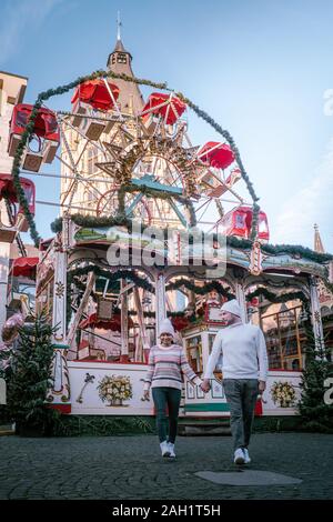 Coppia giovane visitare il mercatino di Natale a Colonia Germania durante una gita in città, uomini e donne al mercato di Natale Foto Stock