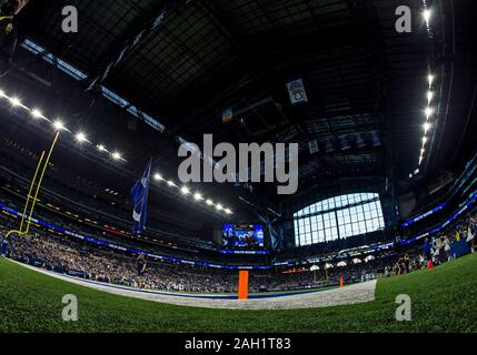 Indianapolis, Indiana, Stati Uniti d'America. 22 Dic, 2019. Una vista generale del campo durante la NFL Football azione di gioco tra il Carolina Panthers e Indianapolis Colts a Lucas Oil Stadium di Indianapolis, Indiana. Sconfitto Indianapolis Carolina 38-6. John Mersits/CSM/Alamy Live News Foto Stock