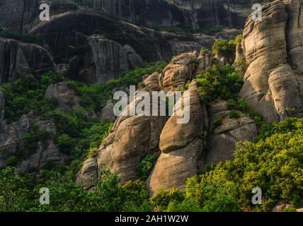 Il verde di alberi decidui e montagna in Grecia close up orizzontale Foto Stock