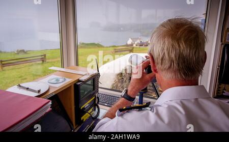 Il posto di vedetta della National Coastwatch istituzione sulla cima delle scogliere sopra Polruan vicino a Fowey in Cornovaglia. Foto Stock